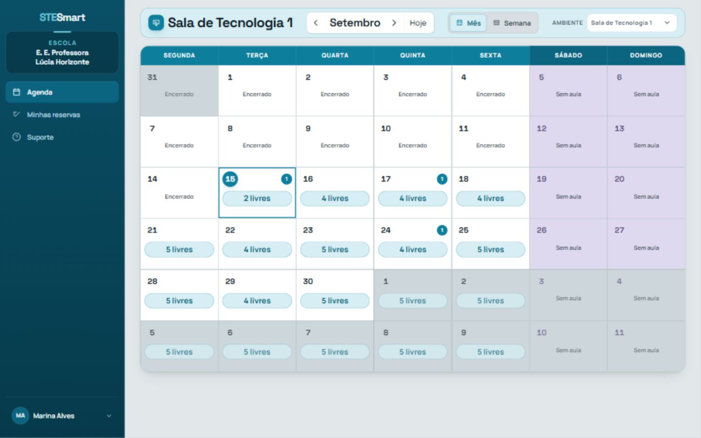 Tela real da agenda mensal do STESmart em um computador, com a escola fictícia Professora Lúcia Horizonte.